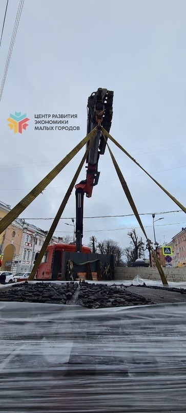 В центре Твери установили главный барельеф "Лучи Твери"