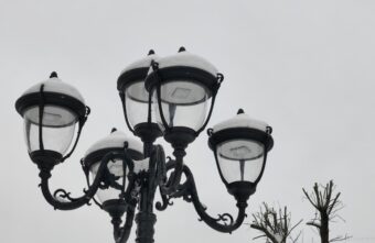 Главную пешеходную улицу Твери продолжают украшать к Новому Году Главную пешеходную улицу Твери продолжают украшать к Новому Году