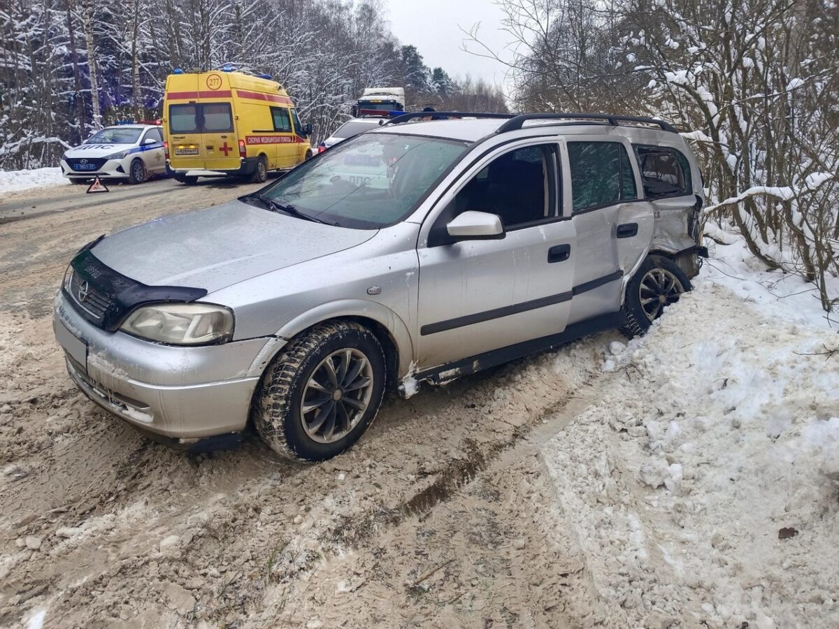 Водитель "Опеля" попал в больницу после столкновения с фурой в Тверской области