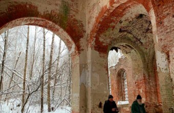 В стенах разрушенного храма в Тверской области совершили богослужение