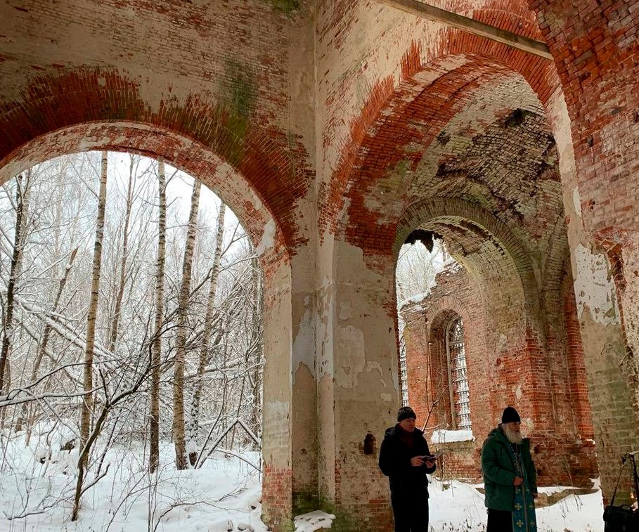 В стенах разрушенного храма в Тверской области совершили богослужение