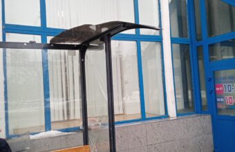 Упавшая глыба льда проломила крышу остановки в Твери