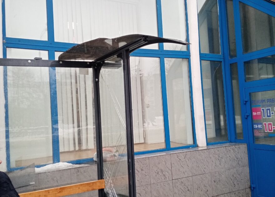 Упавшая глыба льда проломила крышу остановки в Твери