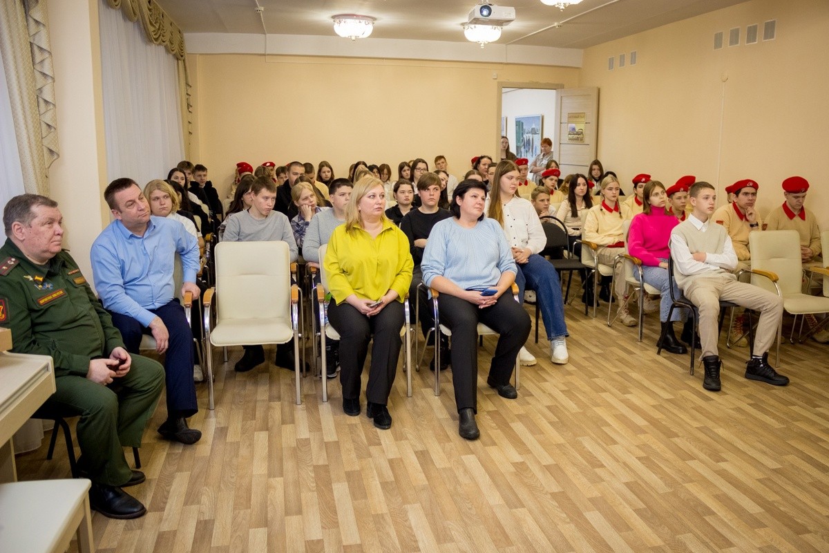 Юные жители Лихославльского округа встретились с бойцом СВО