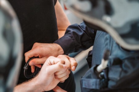 В Тверской области мужчину осудили за кражу телефона у парикмахера