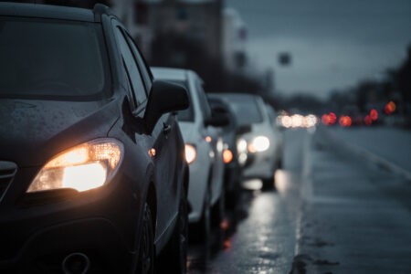 Пятничные пробки в Твери увеличились из-за снега Пятничные пробки в Твери увеличились из-за снега