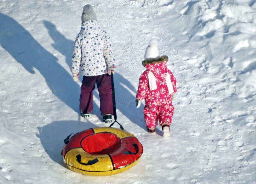 Врач рассказала, чем опасны зимние развлечения детей