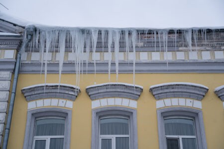 Юрист объяснил, как получить компенсацию за упавшие на машину сосульки