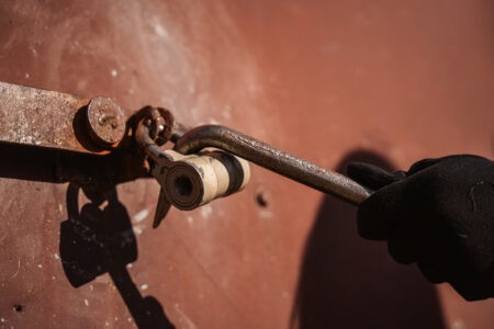 Тверитянин забрался в чужой гараж, чтобы продать велосипед и пылесос Тверитянин забрался в чужой гараж, чтобы продать велосипед и пылесос