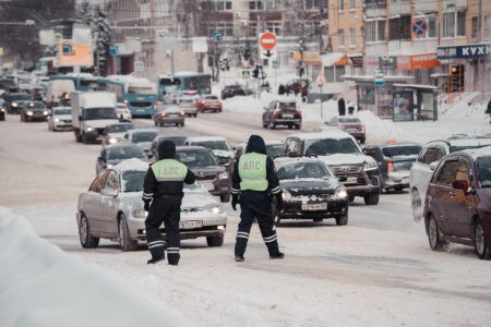 Названы фразы, которые помогут водителям избежать штрафов на дорогах Названы фразы, которые помогут водителям избежать штрафов на дорогах