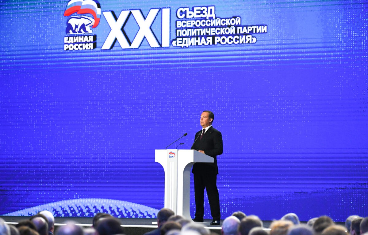 Съезд Всероссийской политической партии «Единая Россия» единогласно поддержал выдвижение Владимира Путина