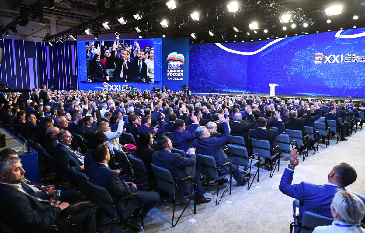Съезд Всероссийской политической партии «Единая Россия» единогласно поддержал выдвижение Владимира Путина