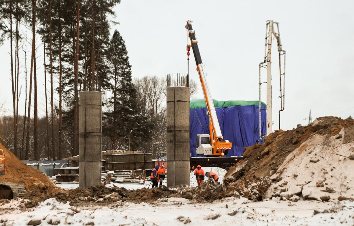 В Твери заливают опоры нового путепровода