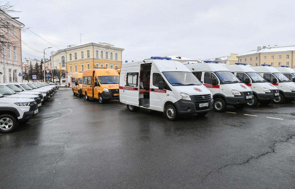 Новые школьные автобусы и автомобили скорой помощи отправились в  муниципалитеты Тверской области | ТОП Тверь новости