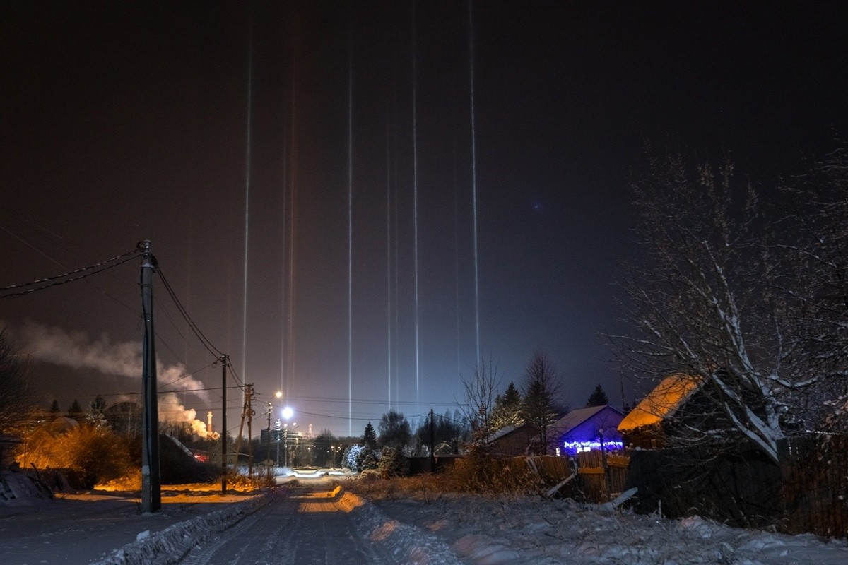 В Тверской области небо пронзили столбы света