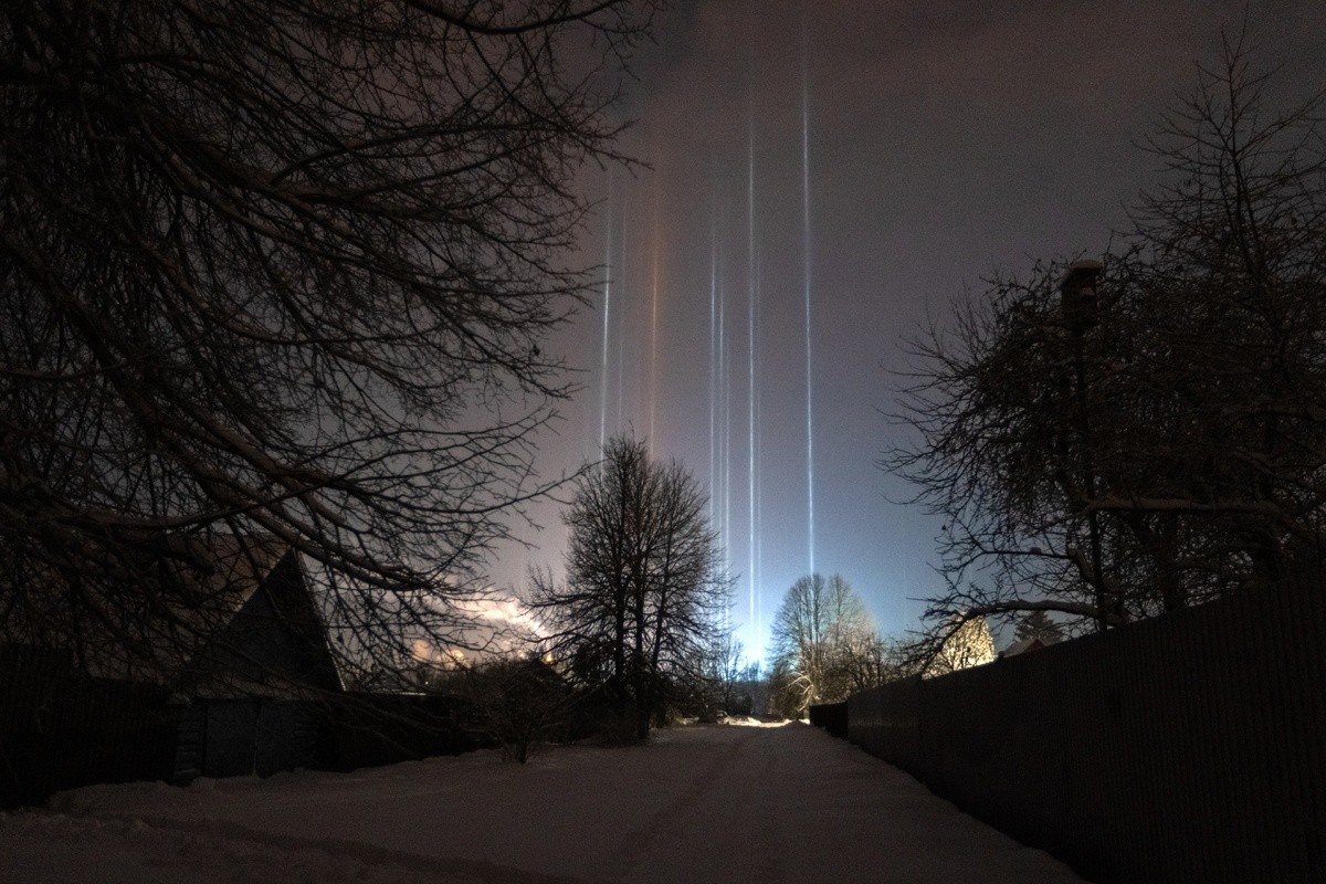 В Тверской области небо пронзили столбы света