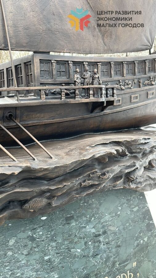 В Твери в горсаду установили бронзовый макет знаменитой галеры