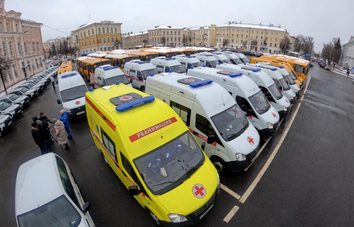 Новые школьные автобусы и автомобили скорой помощи отправились в  муниципалитеты Тверской области | ТОП Тверь новости