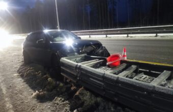 Иномарка, у которой взорвалось колесо, врезалась в "отбойник" в Тверской области Иномарка, у которой взорвалось колесо, врезалась в "отбойник" в Тверской области