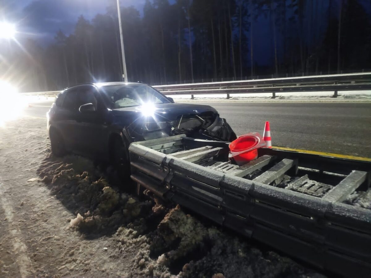 Иномарка, у которой взорвалось колесо, врезалась в "отбойник" в Тверской области