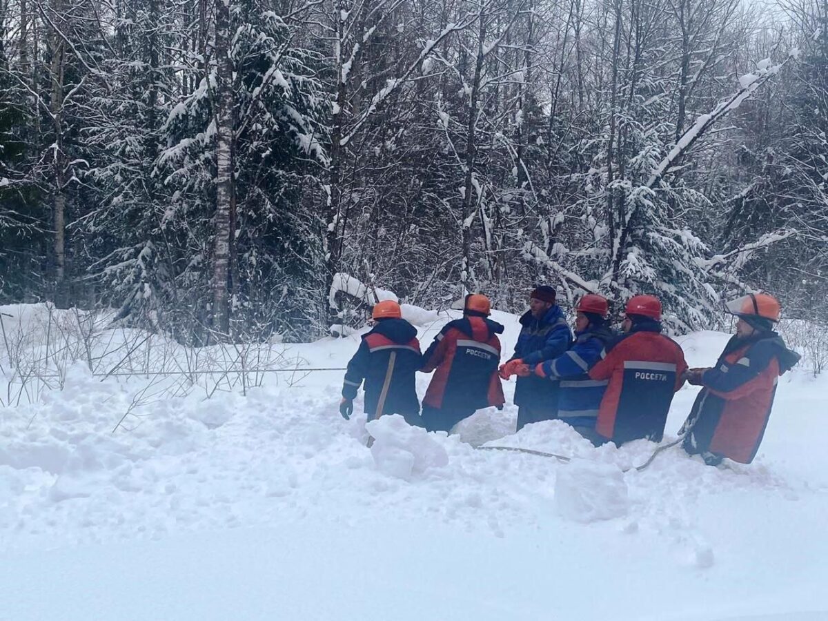 В Тверской области специалисты восстанавливают электроснабжение после снегопада