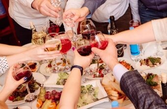 Врач рассказал о продуктах на новогоднем столе, вызывающих рак Врач рассказал о продуктах на новогоднем столе, вызывающих рак