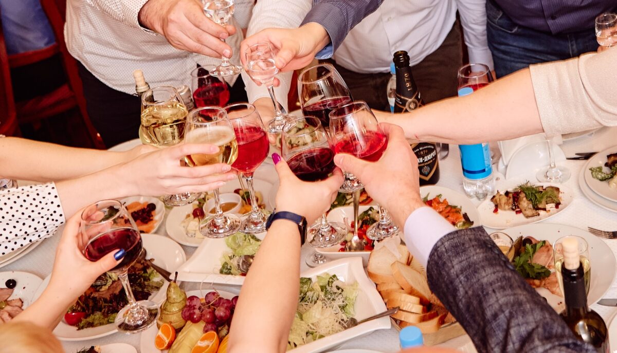 Врач рассказал о продуктах на новогоднем столе, вызывающих рак