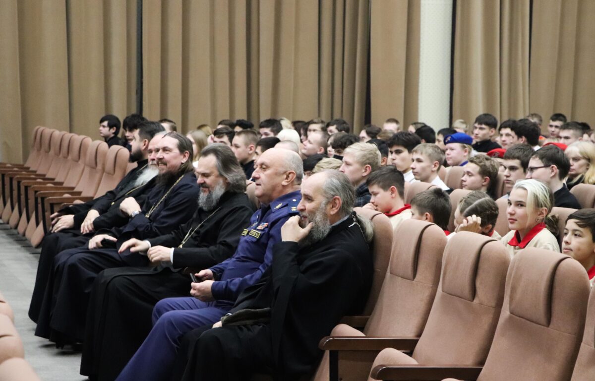 Тверским суворовцам и школьникам показали фильм о главных ценностях жизни