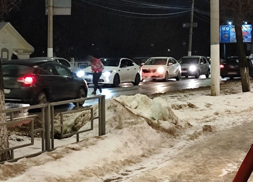 В Твери задержали неадекватного мужчину, бегающего по дороге В Твери задержали неадекватного мужчину, бегающего по дороге