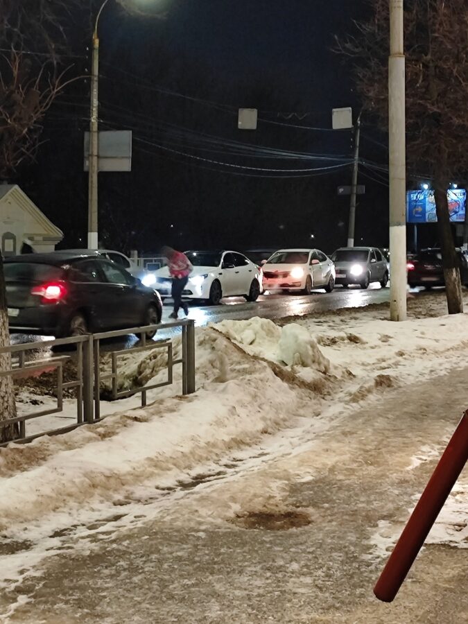 В Твери задержали неадекватного мужчину, бегающего по дороге