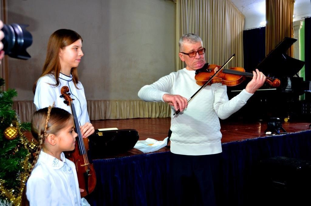 Глава Вышневолоцкого округа подарила детям китайскую скрипку