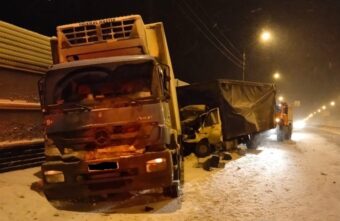В Тверской области скончался водитель грузовика, который "протаранил" Mercedes