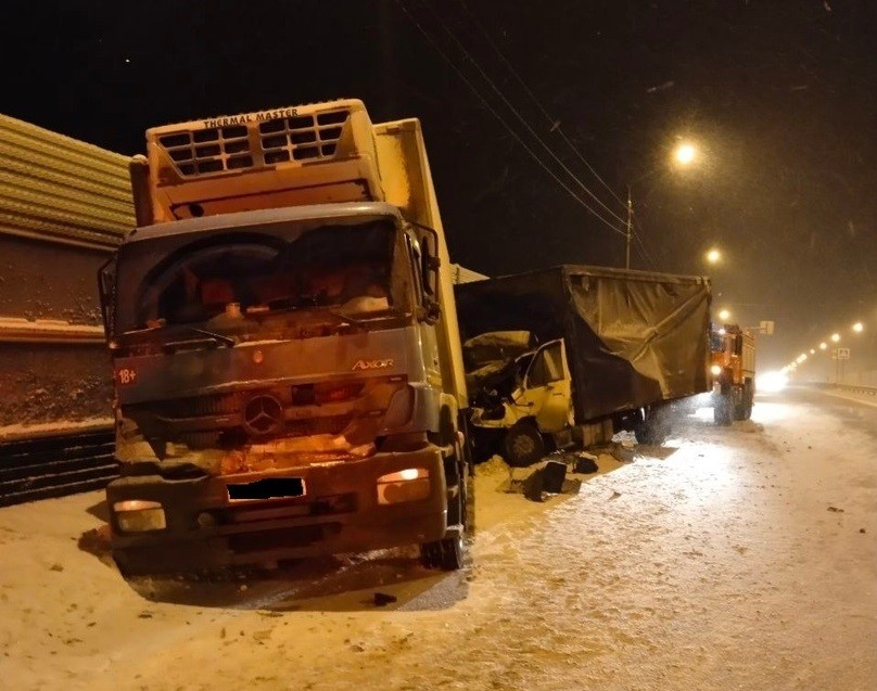 В Тверской области скончался водитель грузовика, который "протаранил" Mercedes