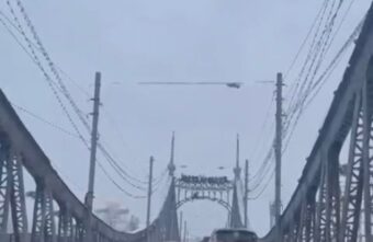 В Твери группа мужчин махала водителям с вершины Старого моста