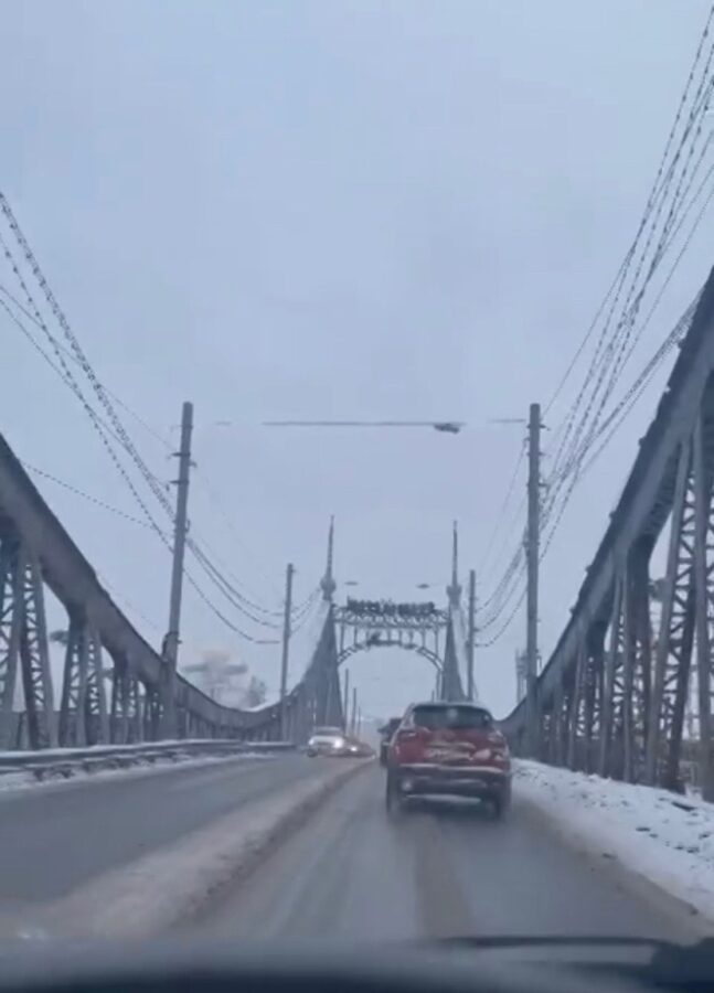 В Твери группа мужчин махала водителям с вершины Старого моста