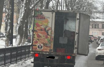 В Твери водитель грузовика помял чужую машину и уехал В Твери водитель грузовика помял чужую машину и уехал