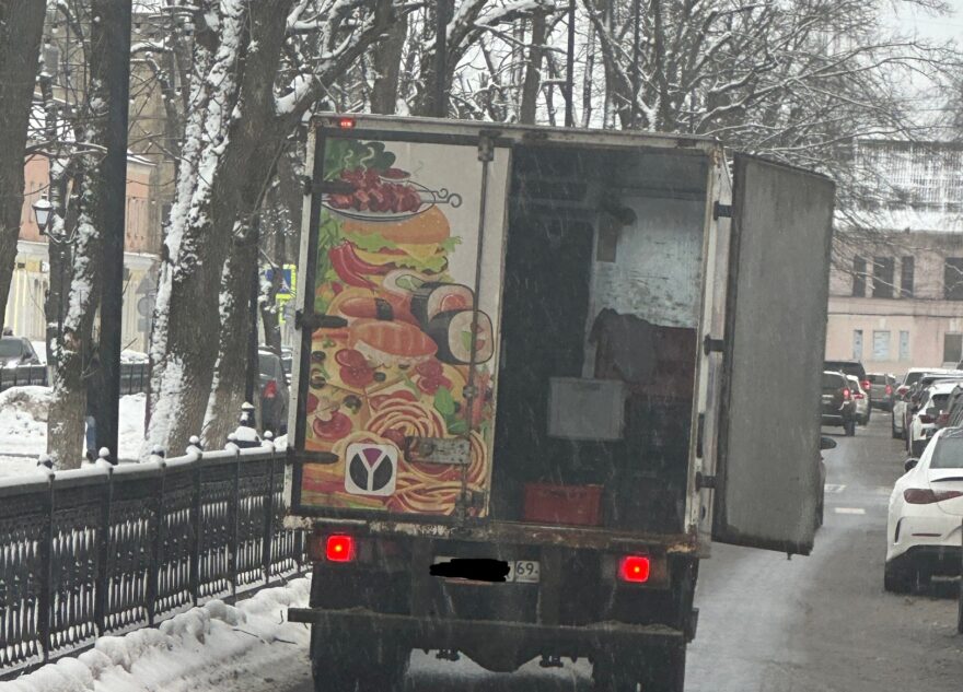 В Твери водитель грузовика помял чужую машину и уехал