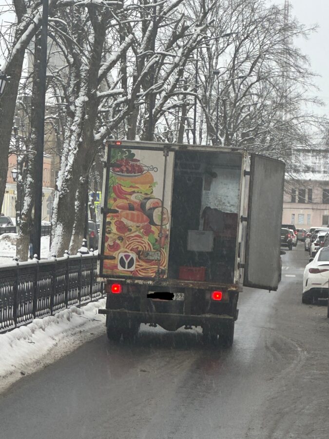 В Твери водитель грузовика помял чужую машину и уехал