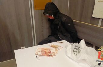 В Твери полицейские "на живца" поймали курьера-мошенника