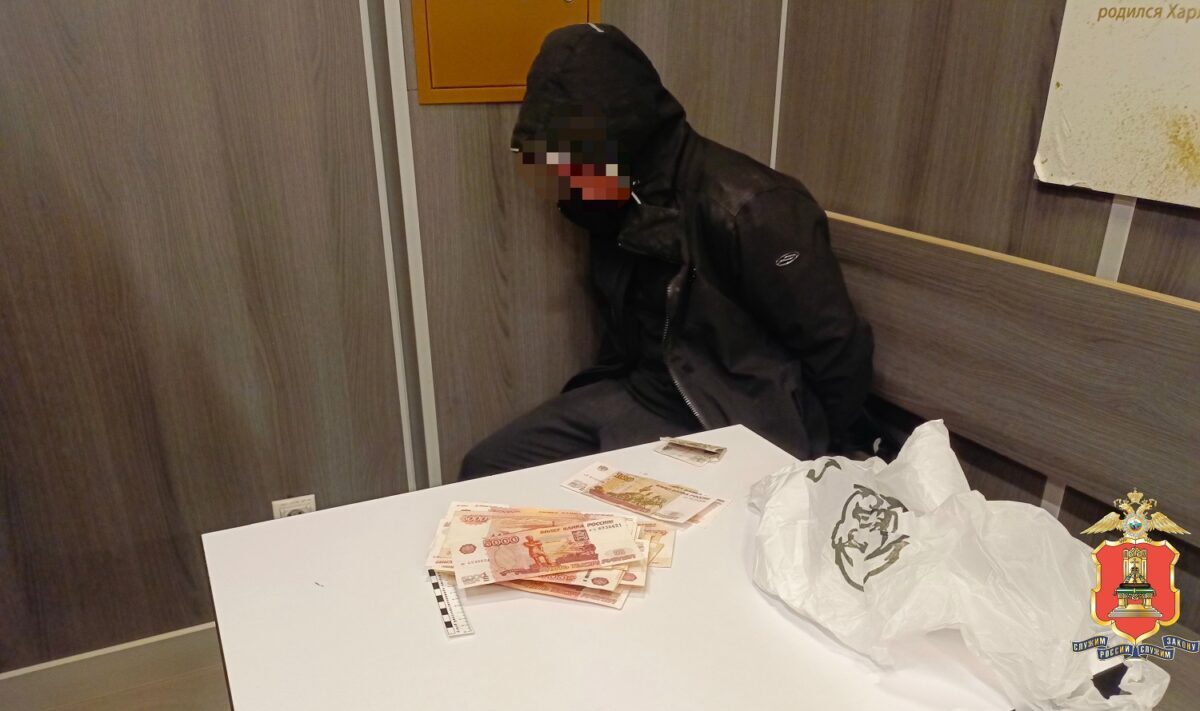 В Твери полицейские "на живца" поймали курьера-мошенника