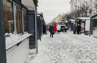 Главную пешеходную улицу Твери продолжают украшать к Новому Году Главную пешеходную улицу Твери продолжают украшать к Новому Году