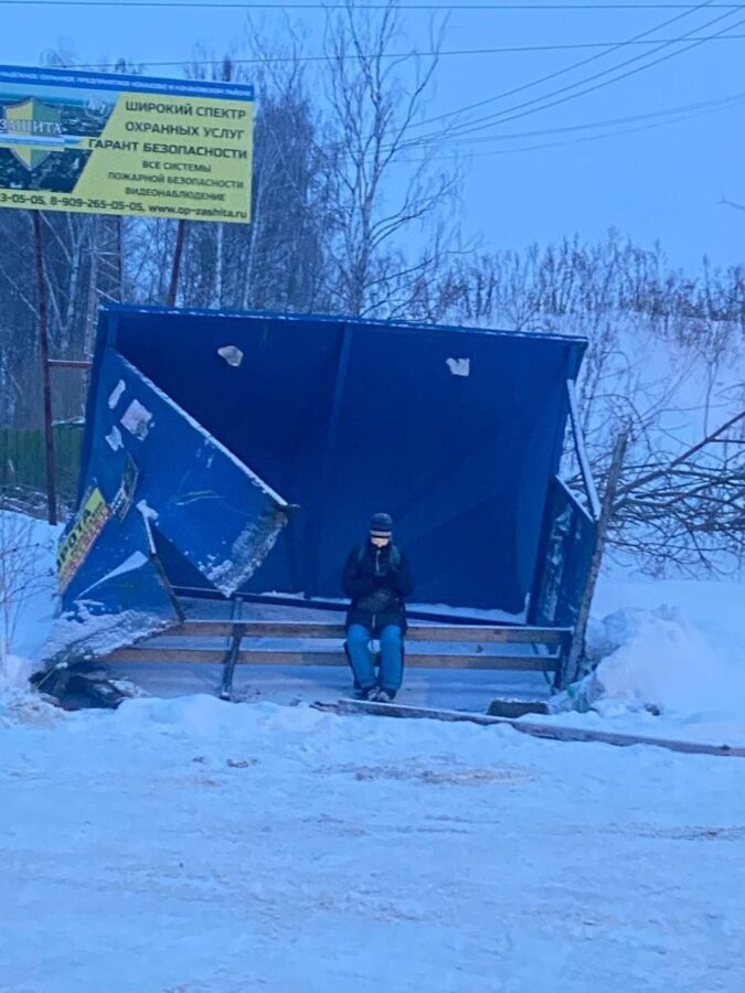В Тверской области пассажиры ждут автобус на перевёрнутой остановке