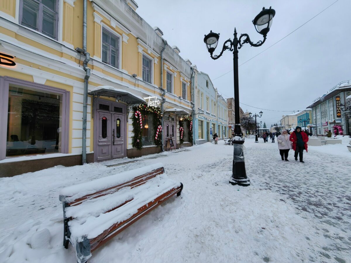 Главную пешеходную улицу Твери продолжают украшать к Новому Году