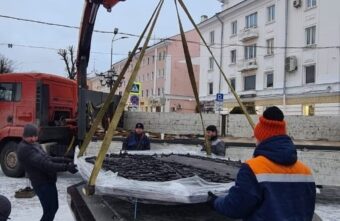 В центре Твери установили главный барельеф "Лучи Твери"