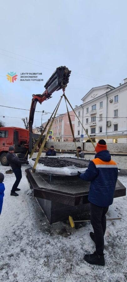 В центре Твери установили главный барельеф "Лучи Твери"