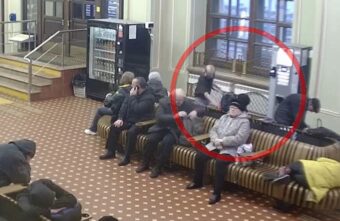 В Твери на железнодорожном вокзале мужчина украл телефон у спящего