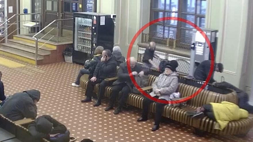 В Твери на железнодорожном вокзале мужчина украл телефон у спящего В Твери на железнодорожном вокзале мужчина украл телефон у спящего
