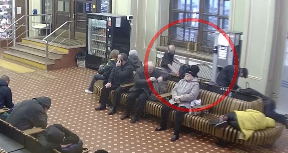 В Твери на железнодорожном вокзале мужчина украл телефон у спящего