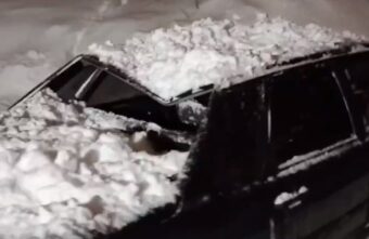 В Твери на автомобиль с крыши рухнула глыба снега В Твери на автомобиль с крыши рухнула глыба снега