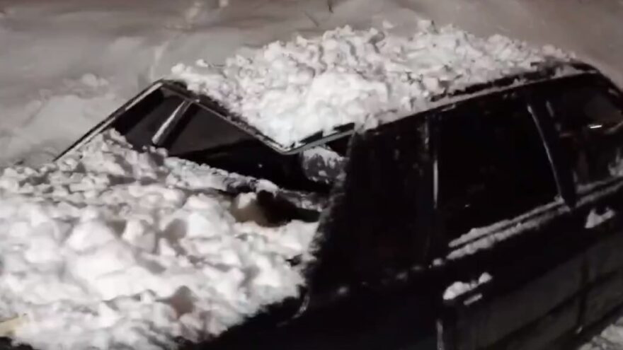 В Твери на автомобиль с крыши рухнула глыба снега